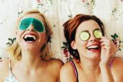 Junge Frauen mit einer Gesichtsmaske Junge Frauen mit einer Gesichtsmaske